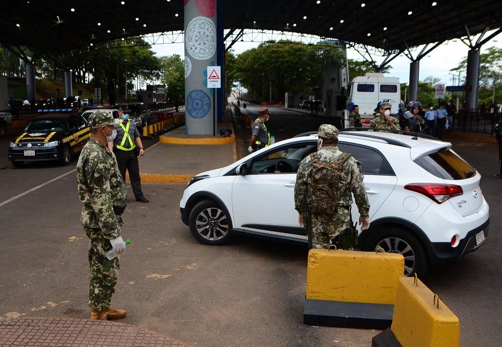 Militares bloqueiam a ponte da amizade em Ciudad del Este, Paraguai, na fronteira com o Brasil