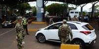 Militares bloqueiam a ponte da amizade em Ciudad del Este, Paraguai, na fronteira com o Brasil