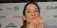 Mayra Aguiar beija a medalha olímpica conquistada nos Jogos do Rio em 2016