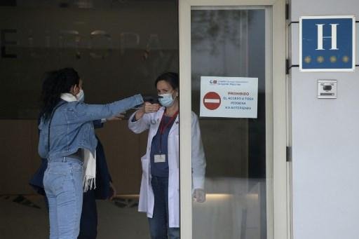 M&eacute;dica orienta paciente na entrada do hotel Gran Colon transformado em hospital