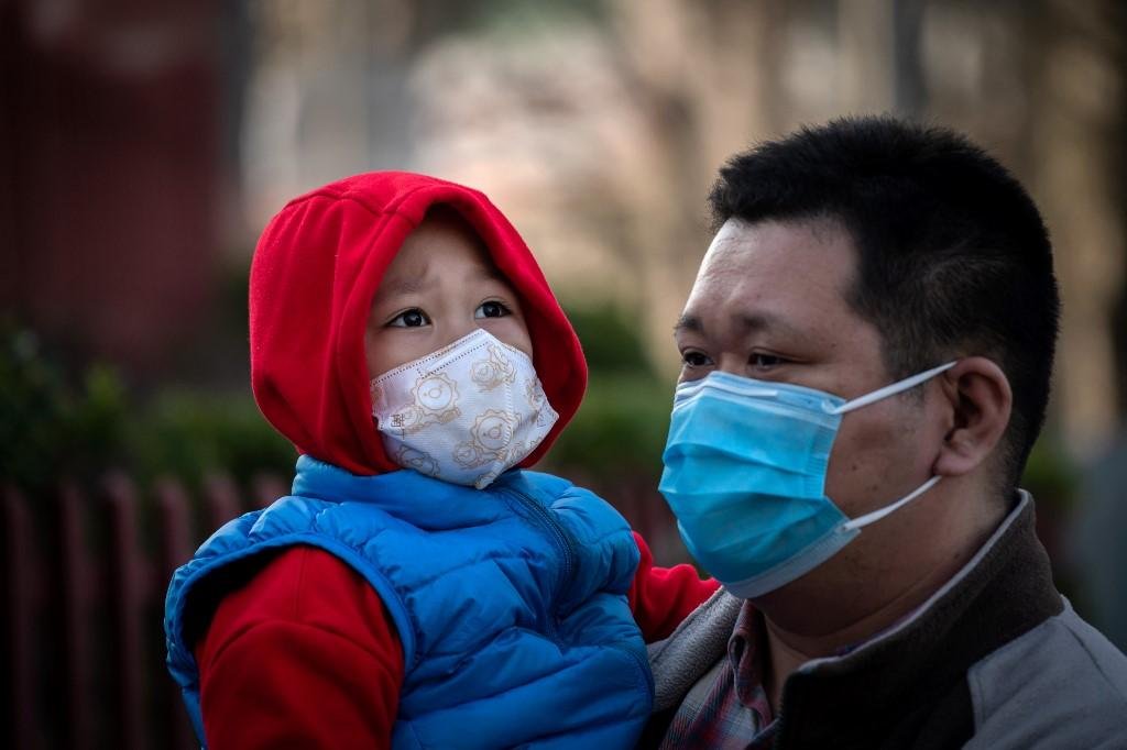 Na China, o n&uacute;mero de casos diminuiu nas &uacute;ltimas semanas, mas em outros pa&iacute;ses, tem aumentado
