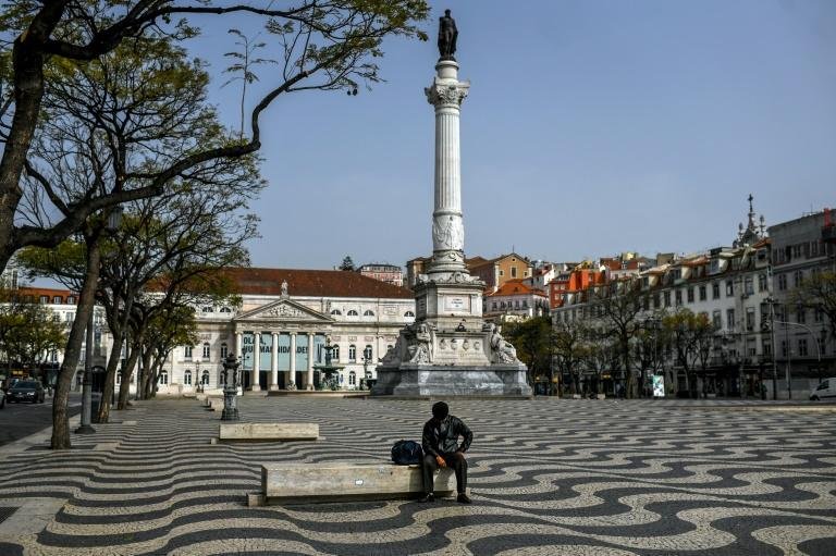 Os passageiros portugueses, ou que tenham permiss&atilde;o de moradia em Portugal, ser&atilde;o submetidos neste domingo a um teste de detec&ccedil;&atilde;o do novo coronav&iacute;rus.