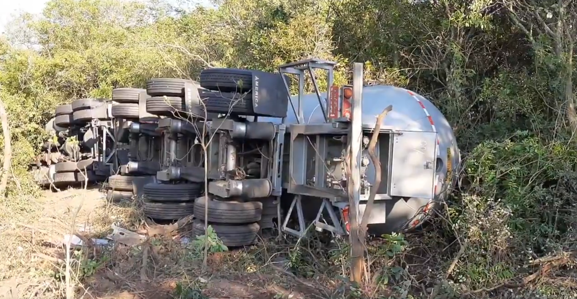 Ve&iacute;culo ficou tombado fora da rodovia e deve retirado nesta segunda-feira