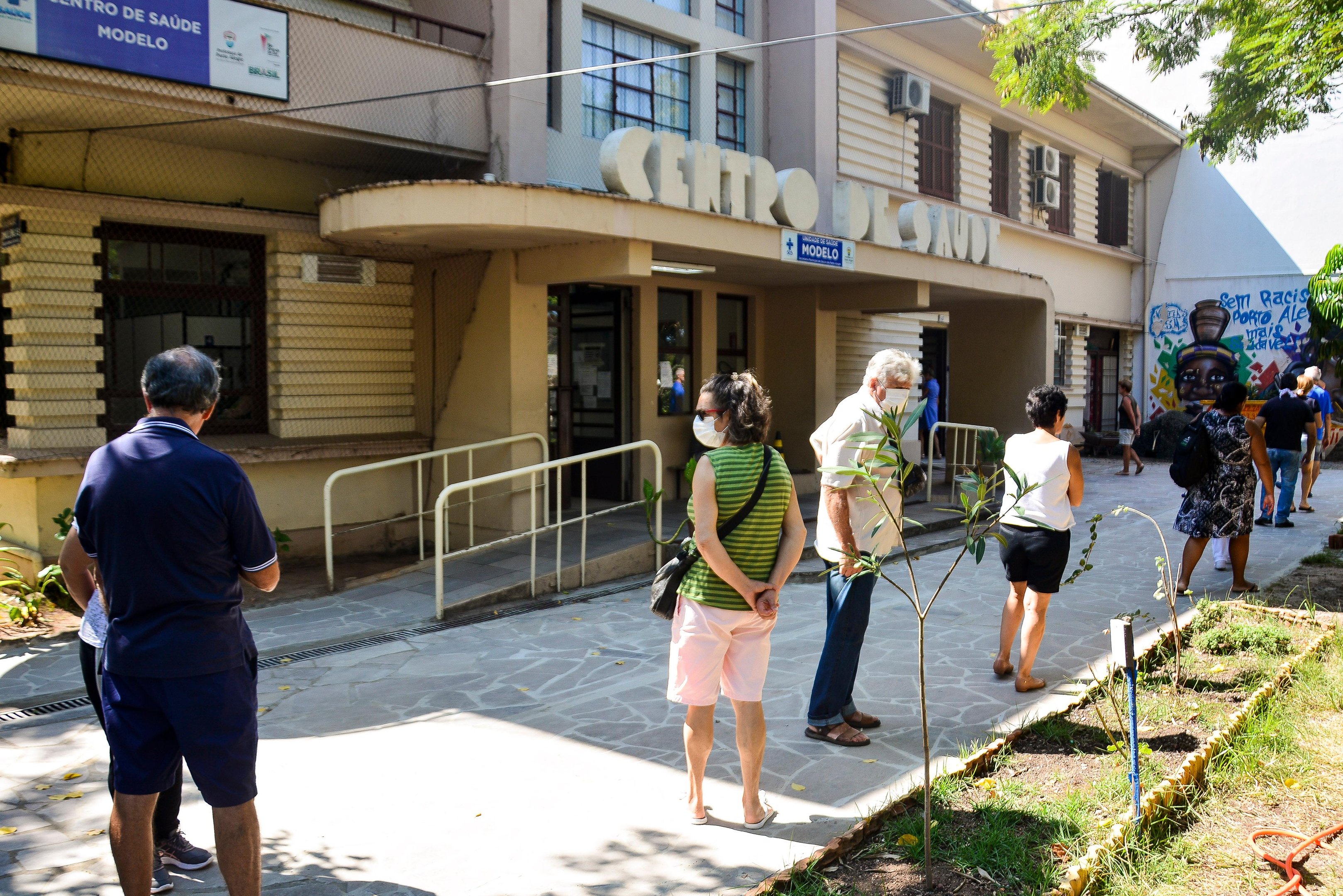 Posto de Sa&uacute;de Modelo recebeu dezenas de idosos para vacina&ccedil;&atilde;o nesta segunda