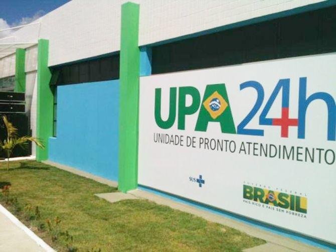 Tendas externas contam com profissionais para atender, examinar e orientar cuidados domiciliares