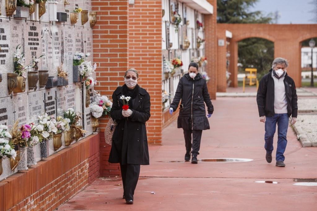 Mais de 500 pessoas morrem em &uacute;nico dia na Espanha por conta do novo coronav&iacute;rus