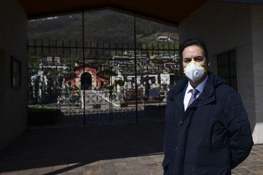 Prefeito de Vertova, Orlando Gualdi, em frente a um cemit&eacute;rio local
