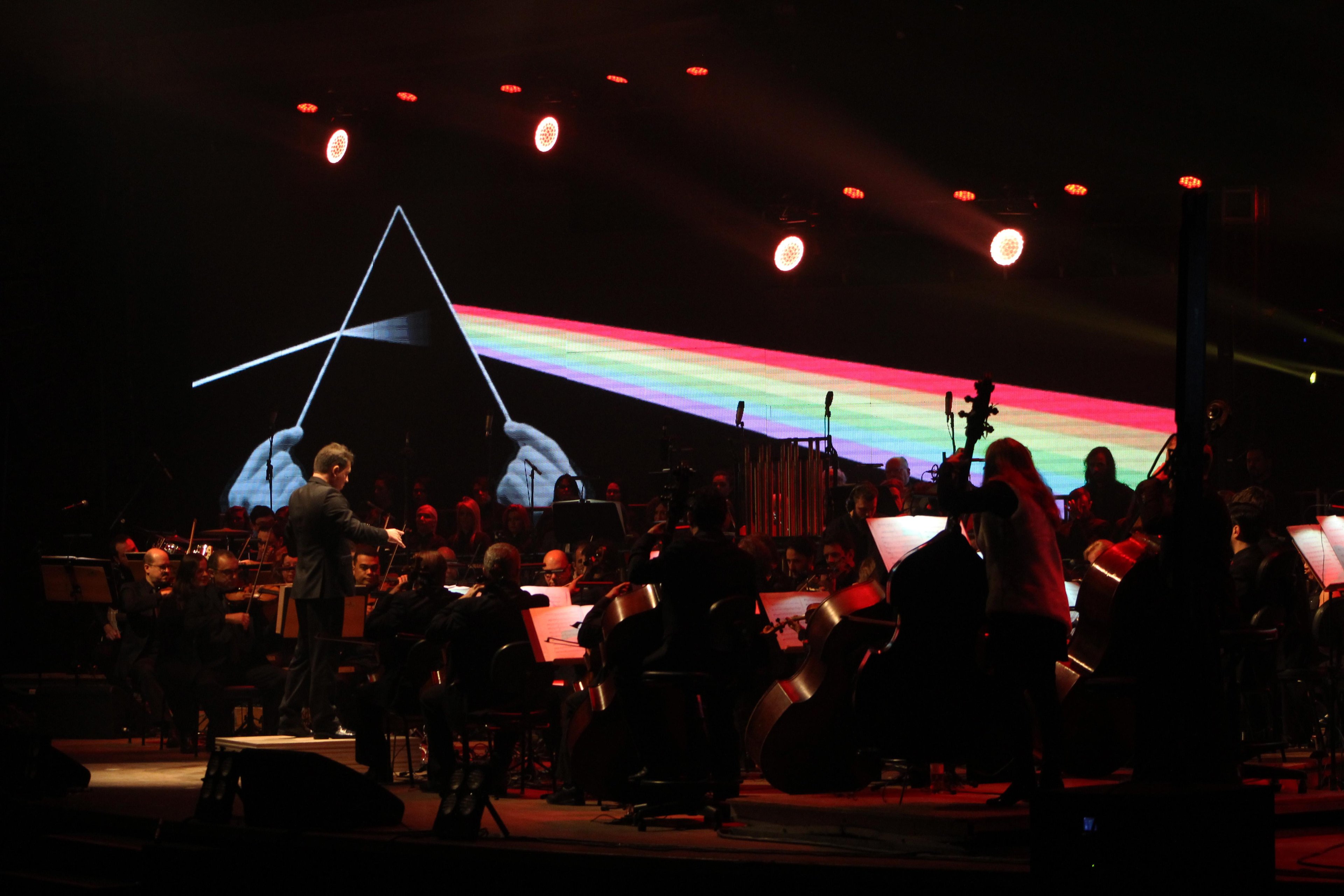 Entre as apresenta&ccedil;&otilde;es dispon&iacute;veis no Youtube est&aacute; ''Pink Floyd Sinf&ocirc;nico''