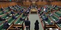 Parlamentares mantêm distância para evitar contágio do novo coronavírus