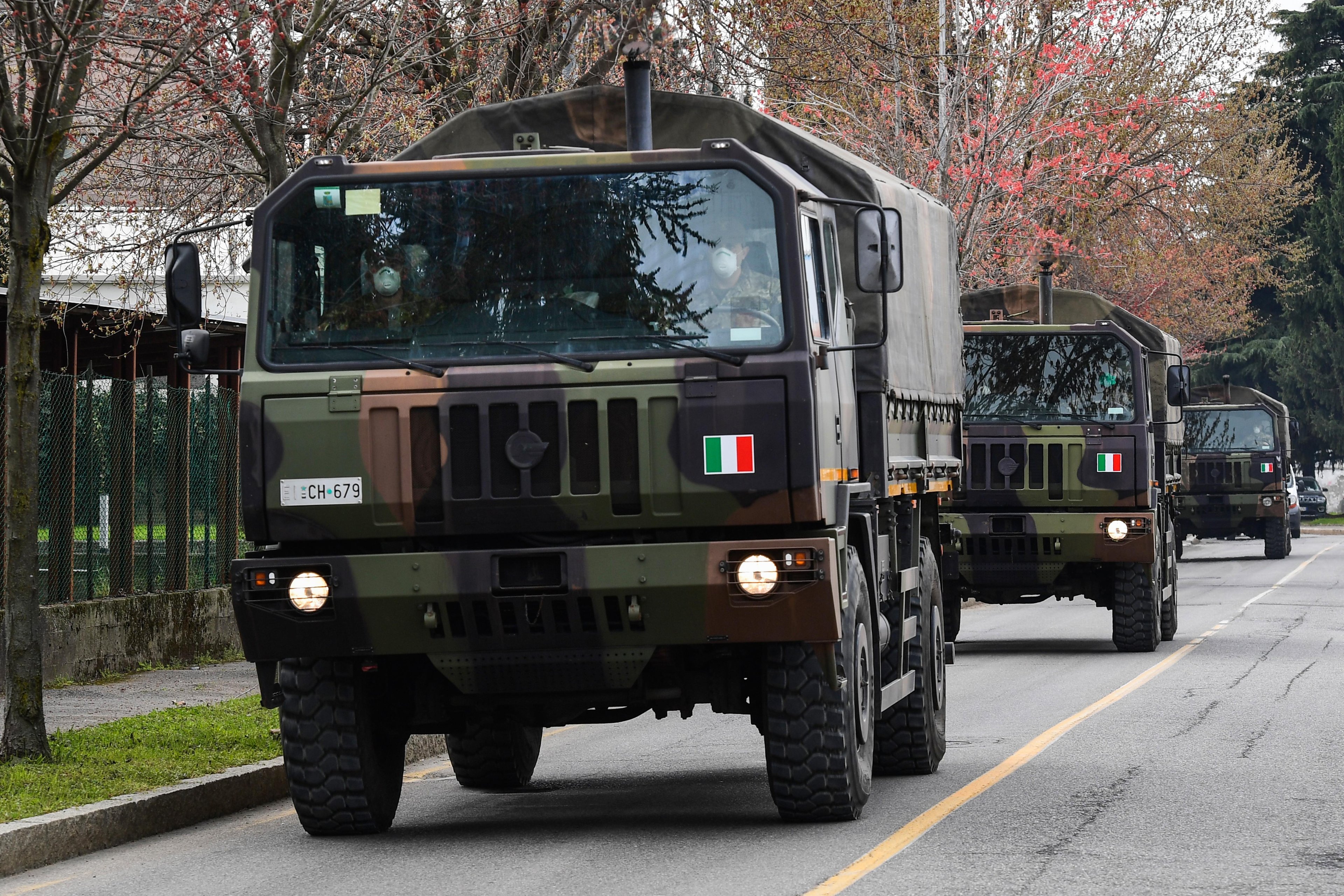 Caminh&otilde;es do Ex&eacute;rcito transportam caix&otilde;es com v&iacute;timas do coronav&iacute;rus na It&aacute;lia