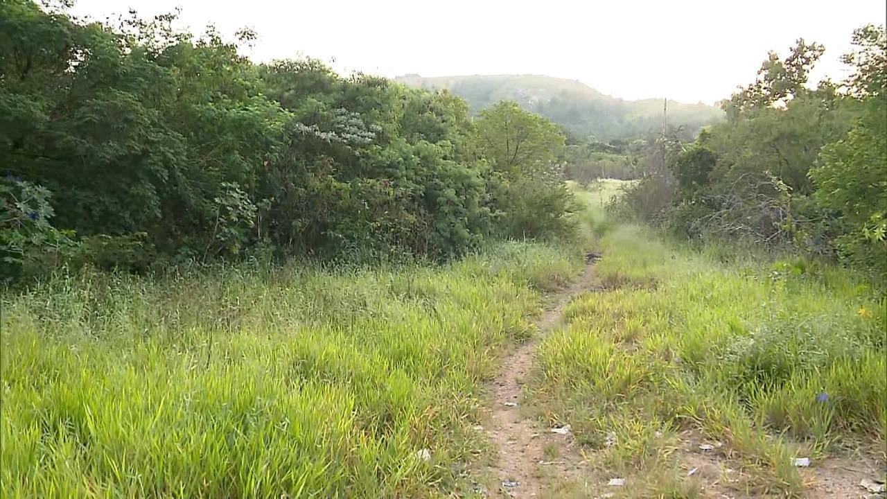Crime ocorreu em uma trilha aberta no meio de um matagal da regi&atilde;o