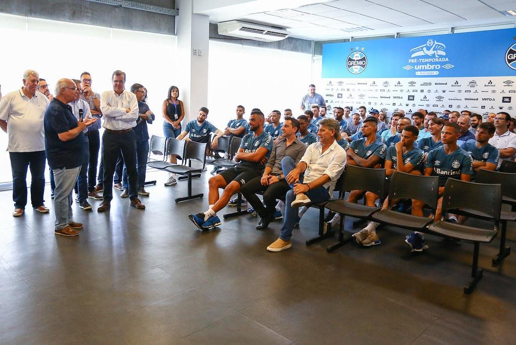 Dire&ccedil;&atilde;o do Gr&ecirc;mio negocia com grupo de jogadores e funcion&aacute;rios do clube f&eacute;rias coletivas em abril