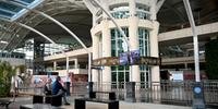 Aeroportos como o de Denpasar, capital da Indonésia, estão vazios com a pandemia