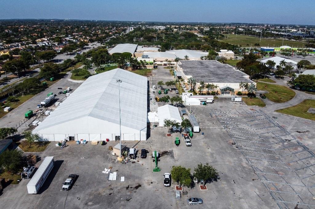 Em Miami, pr&eacute;dio destinado a feiras comerciais foi transformado em hospital de campanha