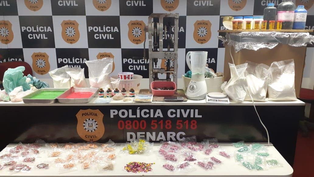 Milhares de comprimidos e insumos, al&eacute;m de equipamentos, foram apreendidos h&aacute; quase dois meses na opera&ccedil;&atilde;o