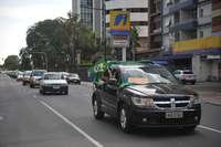 Em fila indiana e com pisca-alerta ligado, os motoristas tomaram a rua Siqueira Campos e promoveram buzinaços