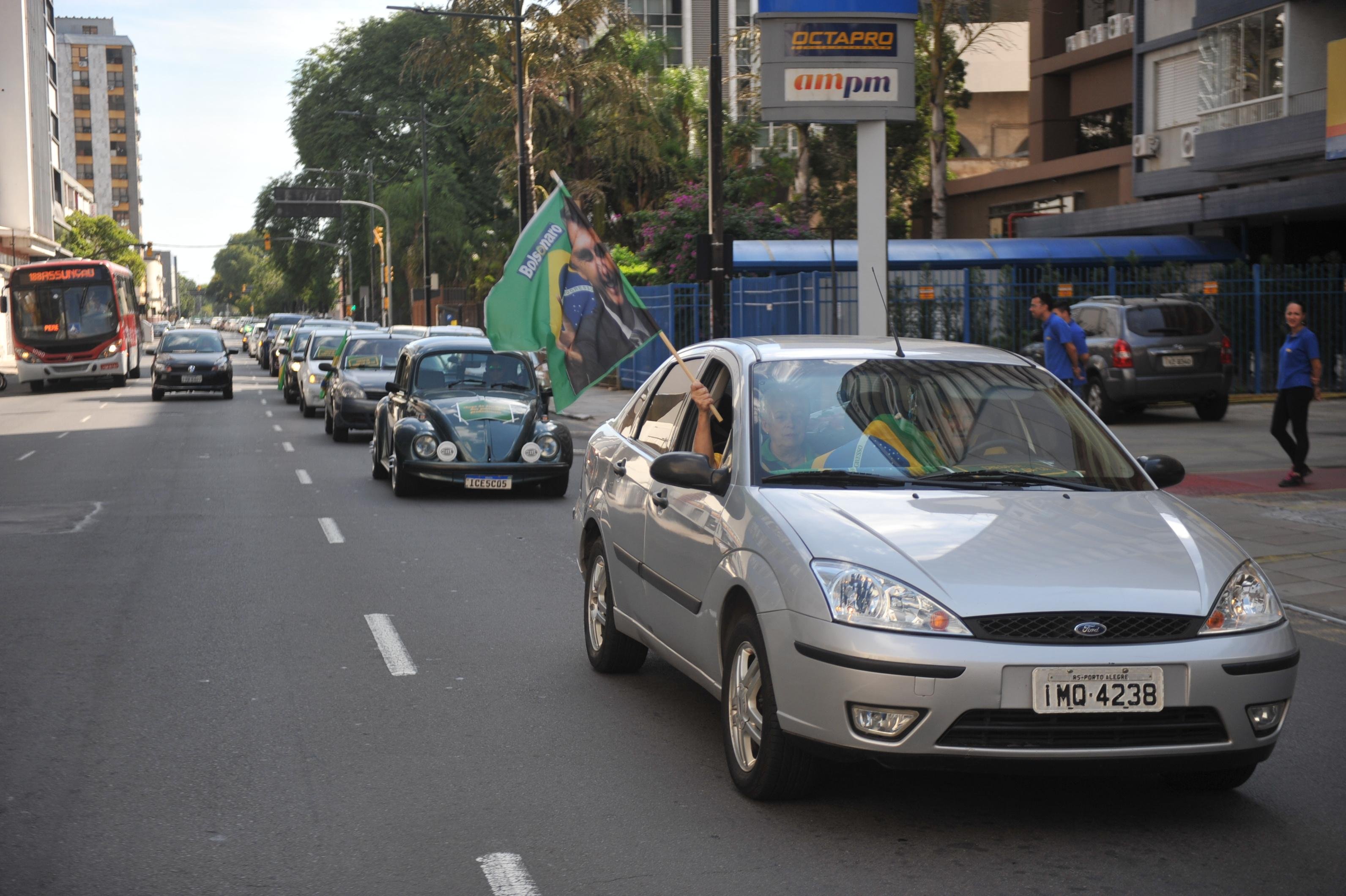 Grupo gritava palavras de ordem e chamava a aten&ccedil;&atilde;o dos poucos pedestres que acompanhavam o ato na regi&atilde;o