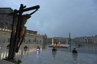 Tida como milagrosa, cruz foi colocada na Praça de São Pedro