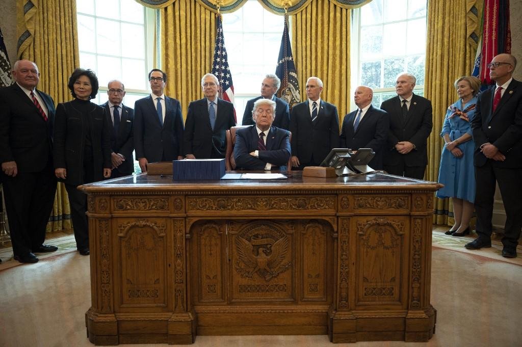 Presidente dos Estados Unidos, Donald Trump, promulgou plano de resgate para resgatar a economia paralisada pela pandemia da Covid-19
