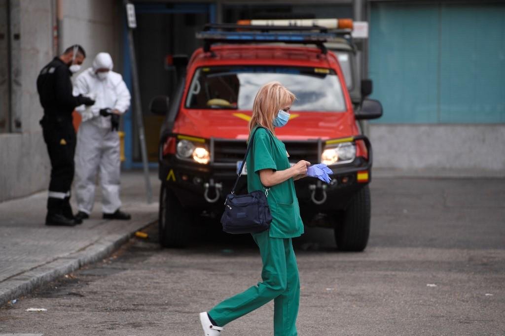 Trabalhadora da sa&uacute;de deixa o Hospital de San Carlos, em Madri