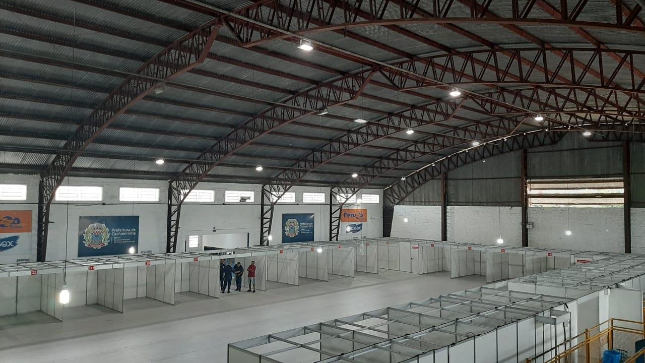No local, que atualmente est&aacute; sendo mobiliado e adequado, funcionar&atilde;o 40 leitos de enfermaria (na &aacute;rea central) e outros 20 leitos de isolamento