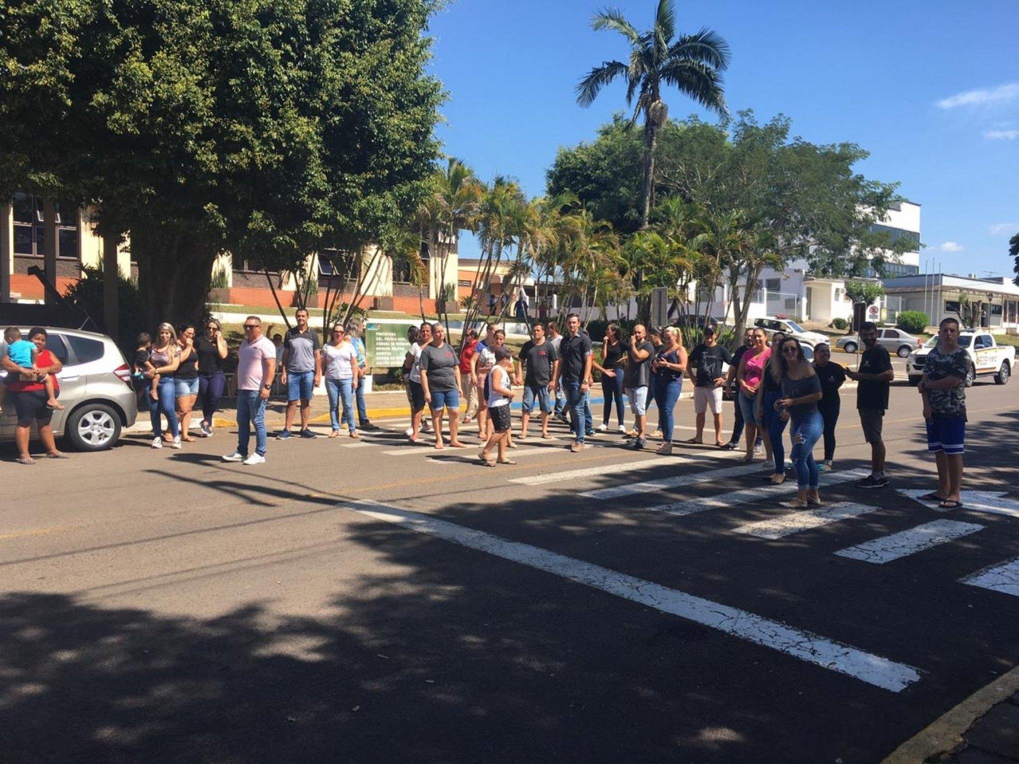 Protesto ocorreu em frente a Prefeitura do munic&iacute;pio