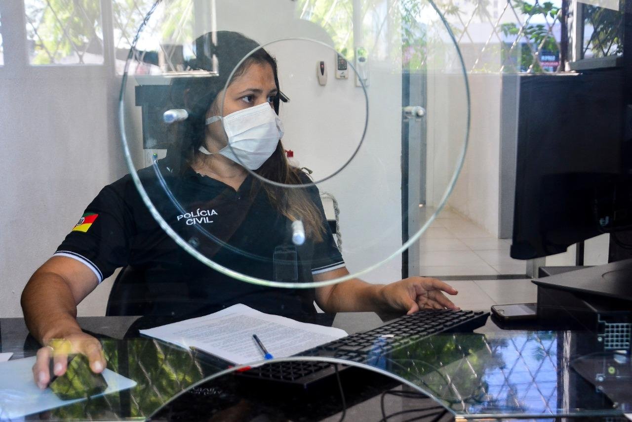 Expostos ao cont&aacute;gio, os agentes permanecem atendendo o p&uacute;blico nas delegacias e nas ruas