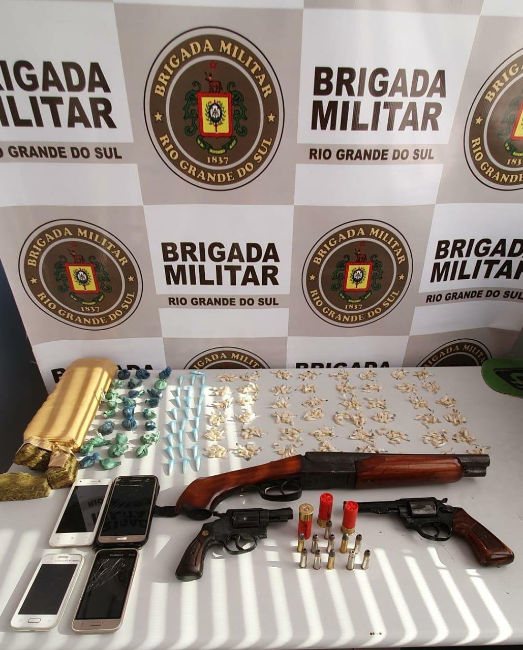 Policiais militares apreenderam armas e drogas durante a a&ccedil;&atilde;o