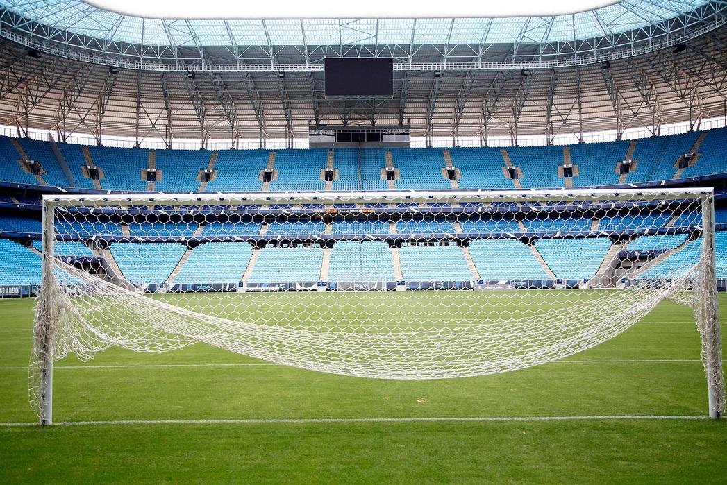 Gramado, cadeiras e &aacute;reas internas da Arena seguem vazias contra Covid-19