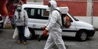 Homem faz a higienização de ruas na cidade de Vigo, no Noroeste da Espanha