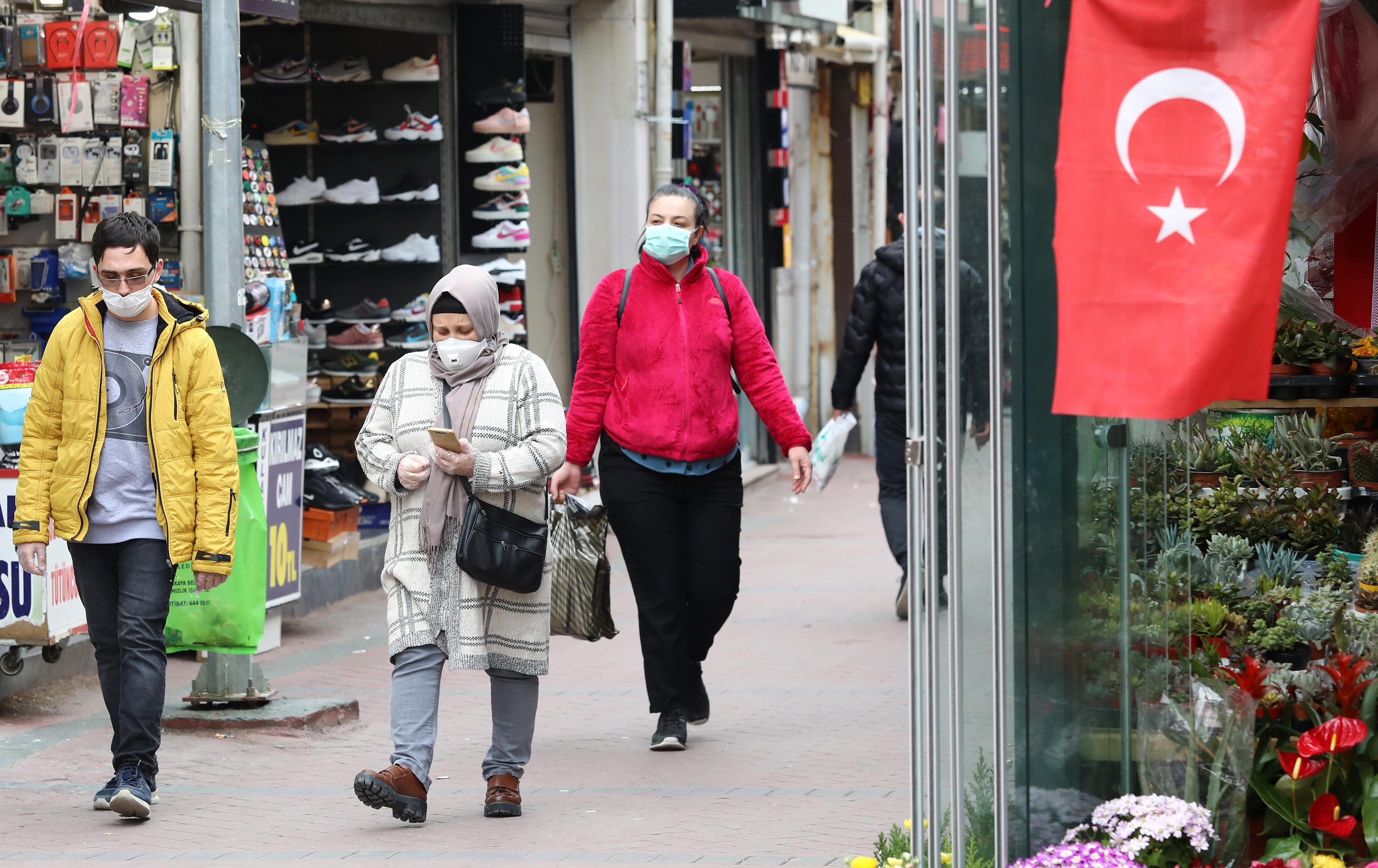 Turquia registra 13.500 casos de Covid-19, sendo 2.700 deles anunciados na ter&ccedil;a-feira
