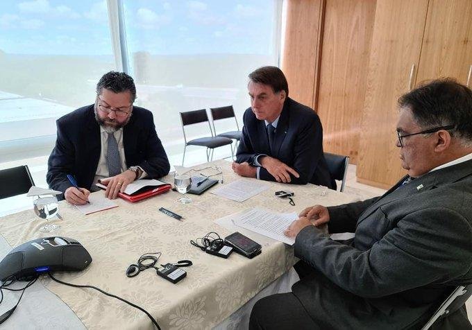 Liga&ccedil;&atilde;o para o presidente Trump foi feita ao lado do ministro das Rela&ccedil;&otilde;es Exteriores do Brasil, Ernesto Ara&uacute;jo