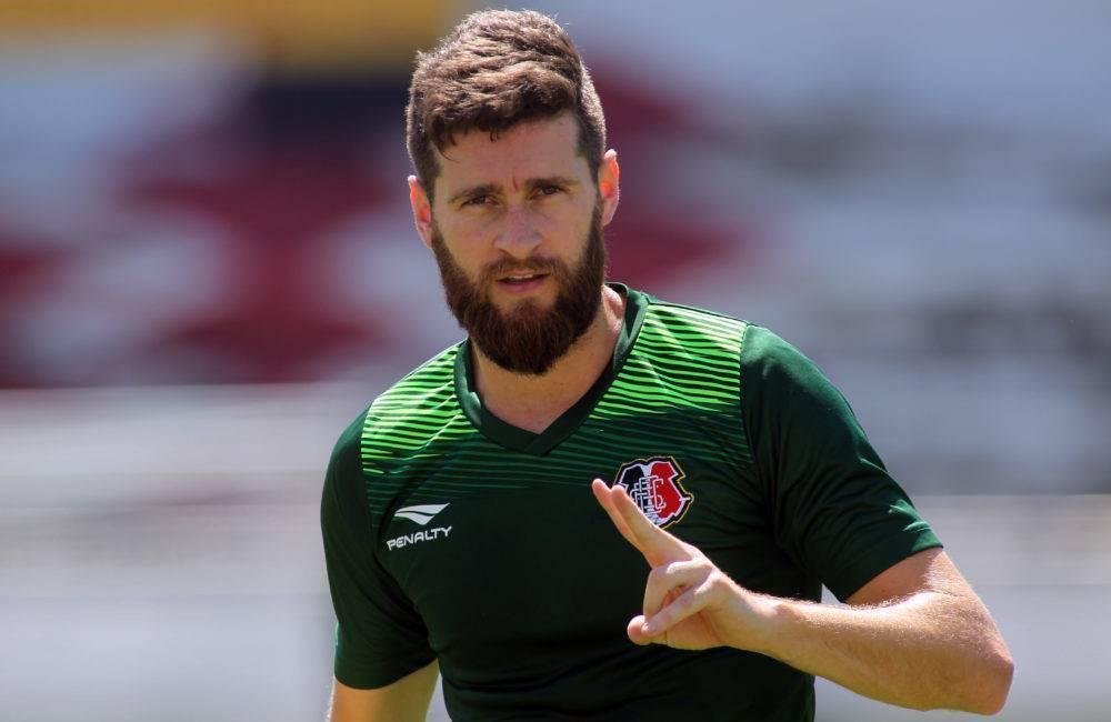 Zagueiro Danny Morais, ex-Inter, &eacute; o idealizador do projeto que tem camisetas de jogadores da dupla para leil&atilde;o