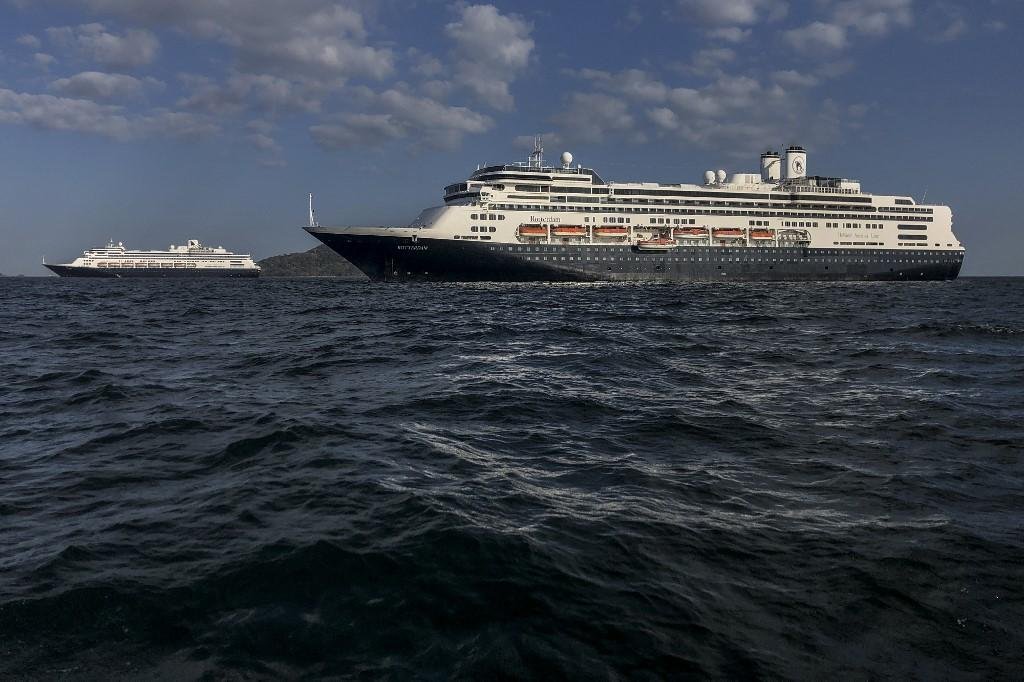Navio transporta quatro mortos e dezenas de pacientes com coronav&iacute;rus