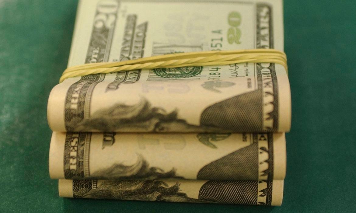 D&oacute;lar comercial acumula alta de 31,23% em 2020