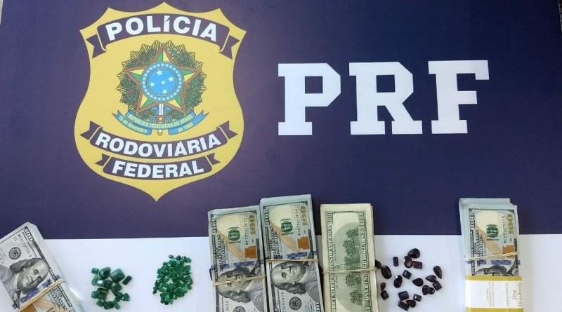 Durante revista no ve&iacute;culo, os policiais encontraram 47.300 d&oacute;lares, 20 rubis e 81 esmeraldas