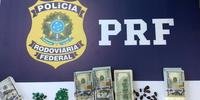 Durante revista no veículo, os policiais encontraram 47.300 dólares, 20 rubis e 81 esmeraldas