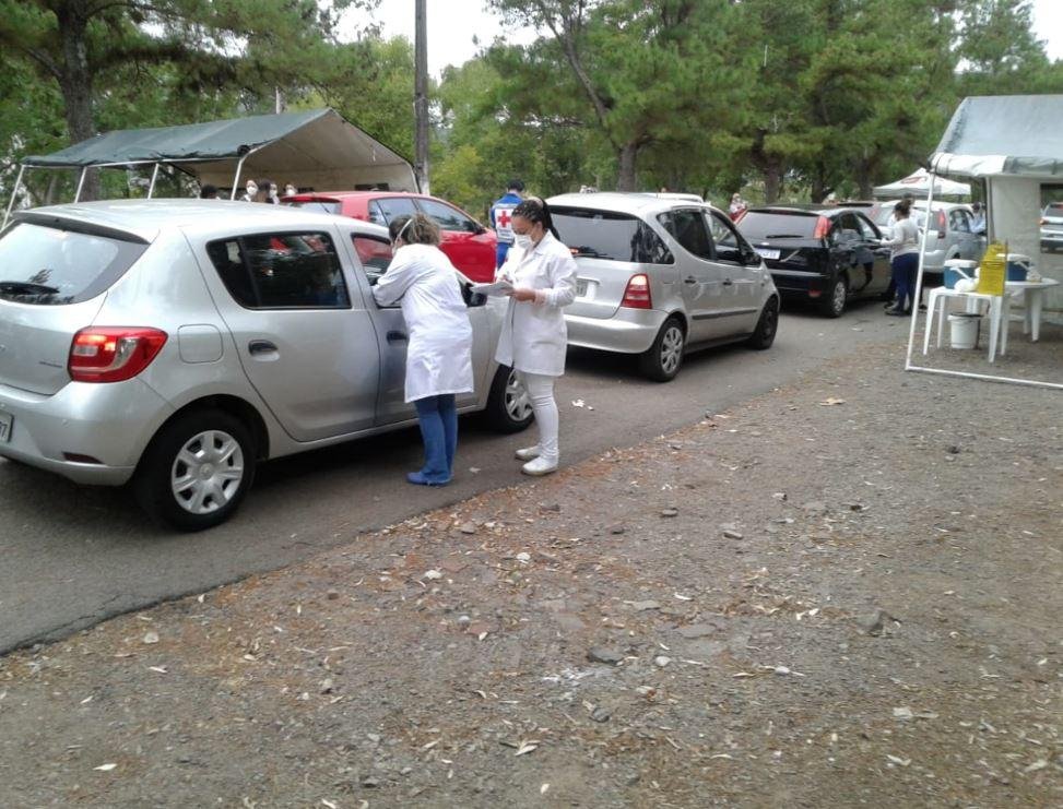 Trinta profissionais aplicam as vacinas em drive-thrus.