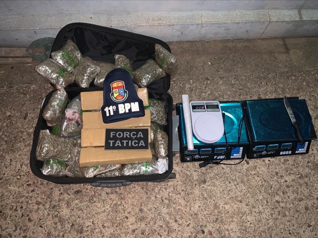 Os policiais militares recolheram tamb&eacute;m quatro quilos da maconha normal e uma balan&ccedil;a de precis&atilde;o