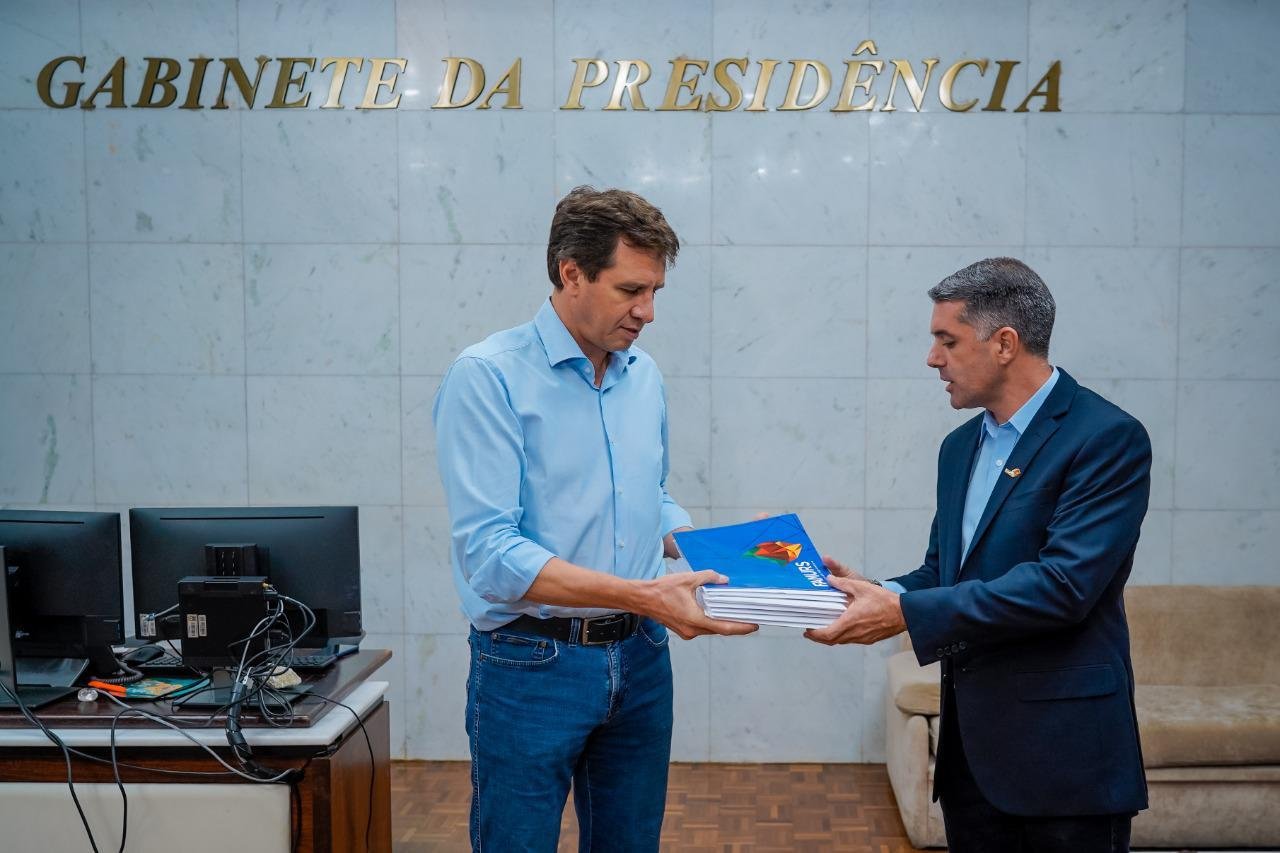 Entrega ocorreu na tarde desta sexta-feira na Assembleia Legislativa