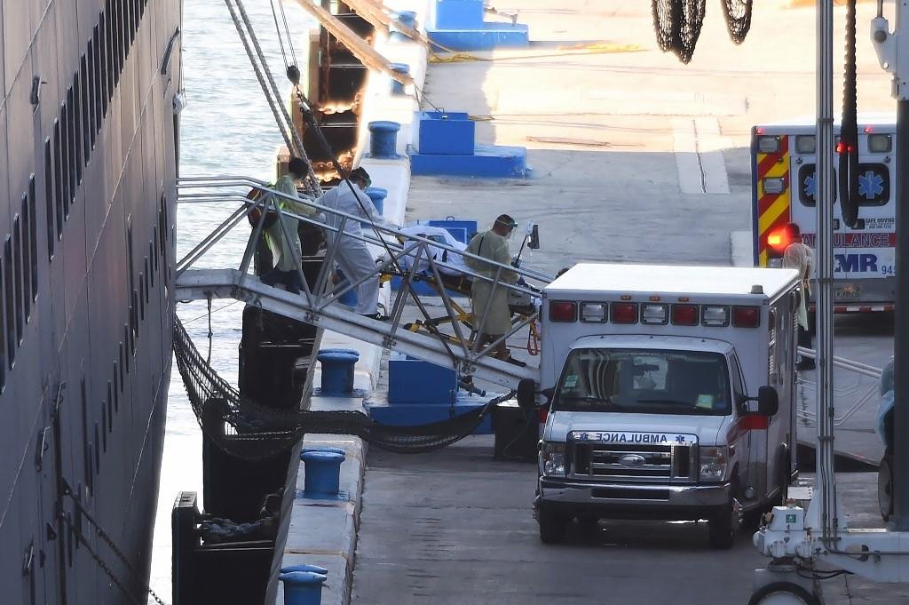 Passageiros de dois transatl&acirc;nticos com portadores do novo coronav&iacute;rus desembarcaram nessa quinta