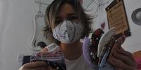Clarissa confecciona máscaras para doação