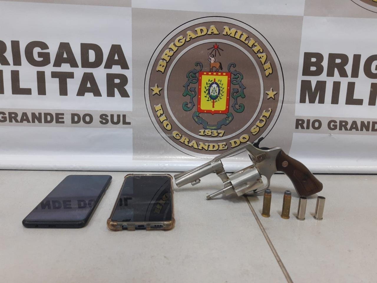 Segundo a BM, os dois homens, de 40 e 42 anos, possuem diversos antecedentes criminais, homic&iacute;dio doloso e latroc&iacute;nio