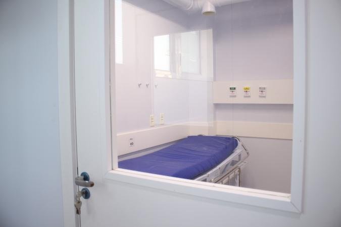 Espa&ccedil;o conta com oito leitos isolados, com ventiladores, equipamentos para infus&atilde;o de medicamentos, entre outros.