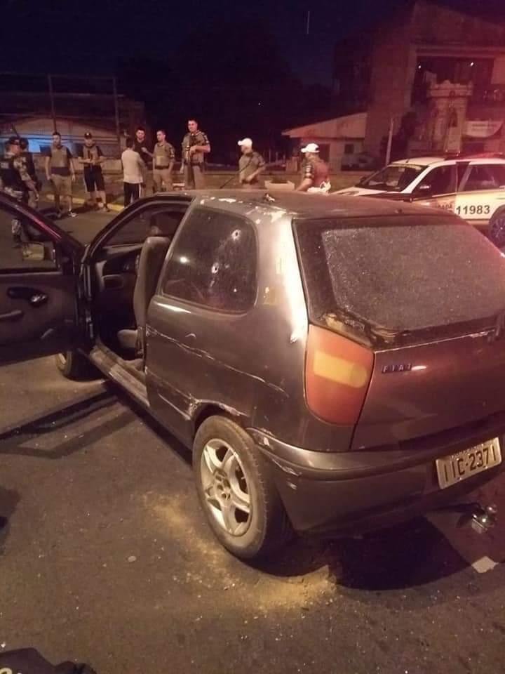 Imagens do incidente, como o carro em que estava o trio, circularam nas redes sociais