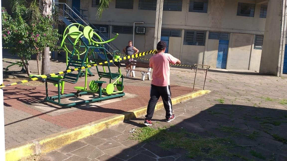Playground, academia e quadras poliesportivas foram isolados.