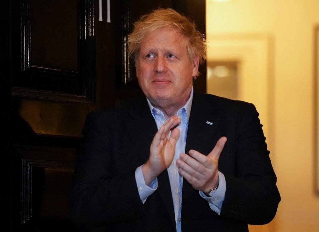 Johnson, mesmo hospitalizado, est&aacute; comandando o governo brit&acirc;nico