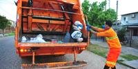 Coletores de resíduos saem para com luvas e máscaras para evitar a contaminação durante o trabalho nas ruas
