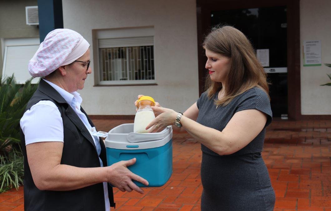 M&atilde;es fazem entrega de leite na recep&ccedil;&atilde;o do Hospital Vida & Sa&uacute;de.