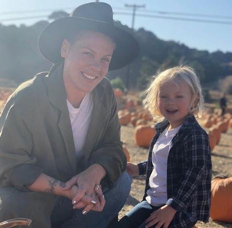 Pink j&aacute; se recuperou do novo coronav&iacute;rus. Seu filho mais novo segue muito doente
